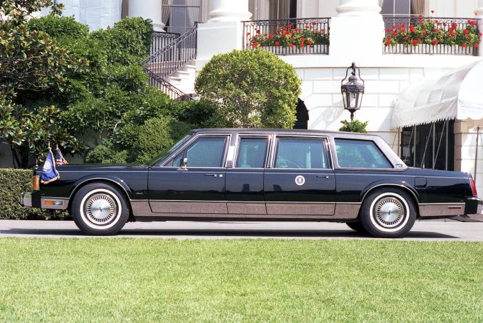 File:George H. W. Bush presidential limousine 1989.jpg