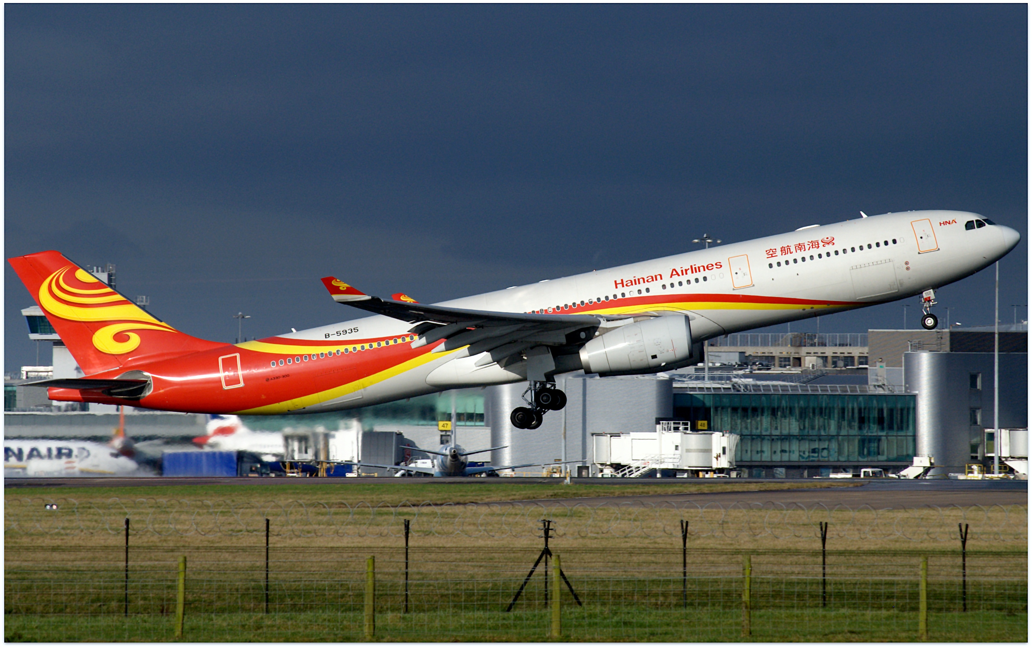 Самолет санья. Airbus a330-300 Hainan Airlines. A330 300 Hainan. Хайнань Эйрлайнс а330. Hainan Business a330.