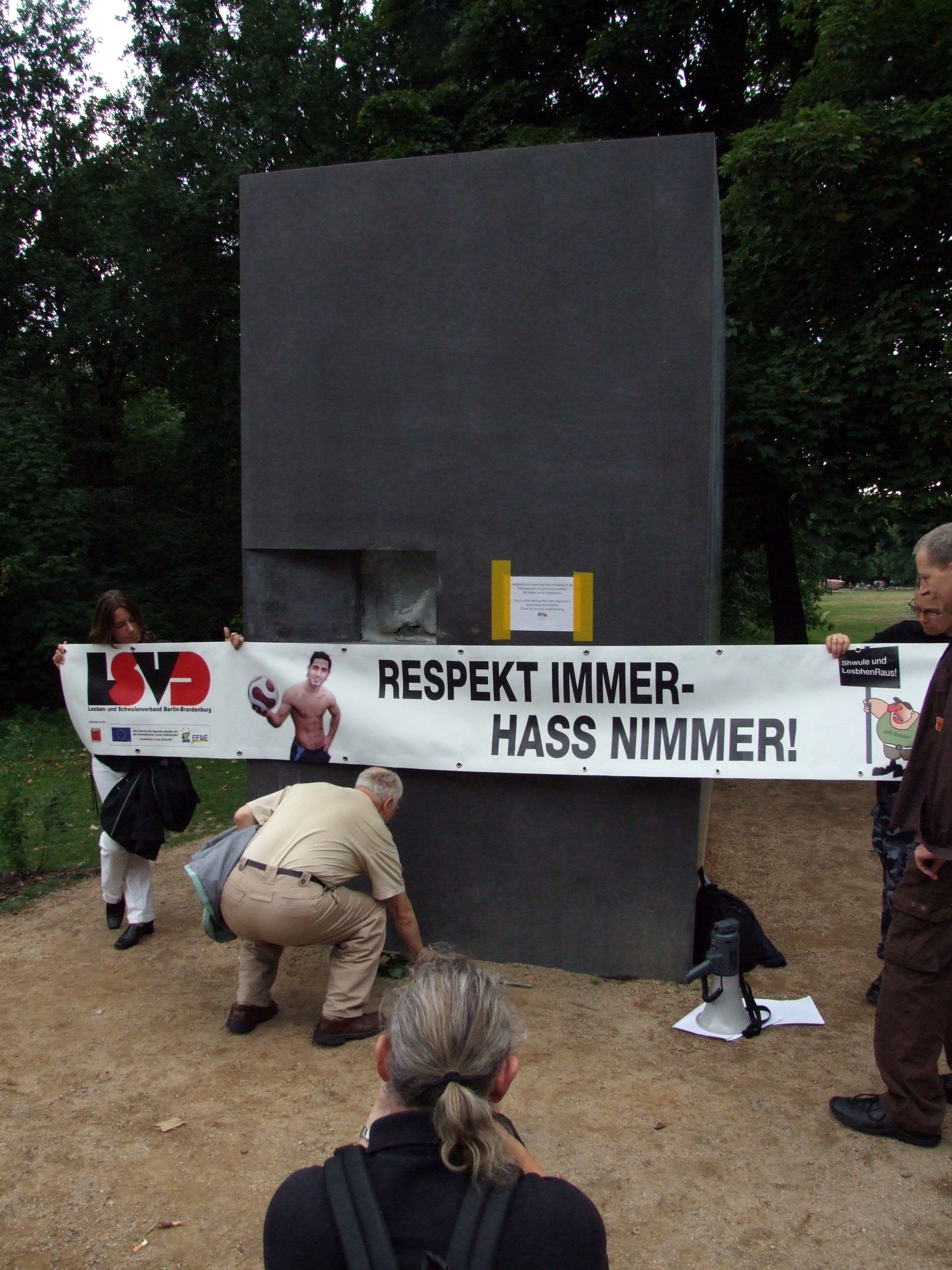 Protestkundgebung gegen den Anschlag auf das [[Denkmal für die im Nationalsozialismus verfolgten Homosexuellen