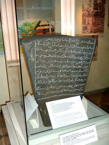 File:KlMuseumBatuBersurat.jpg