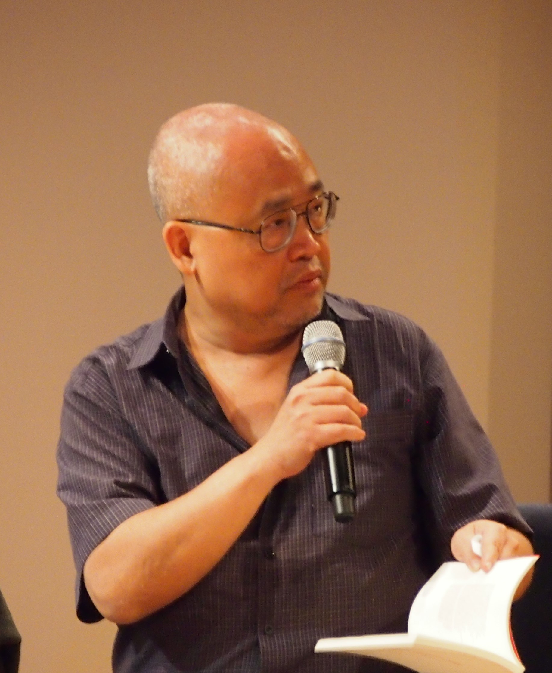 Linh Dinh, reading at the [[Asian American Literature Festival]], Washington, D.C (27 July 2017)