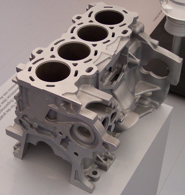 https://upload.wikimedia.org/wikipedia/commons/7/7c/Motorblock_4_Zylinder_Wassergek%C3%BChlt_Aluminium.jpg