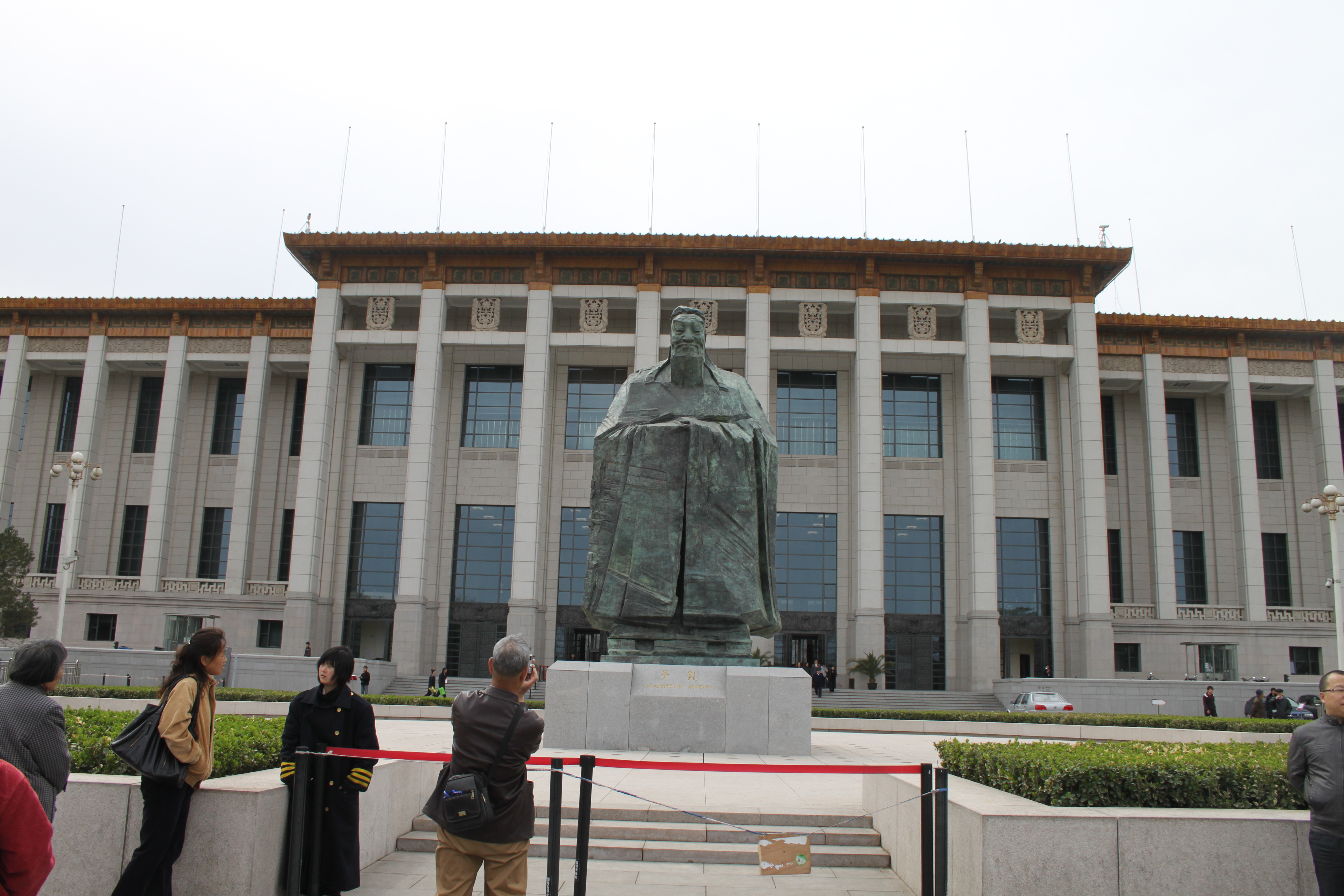 confucius statue in tiananmen square