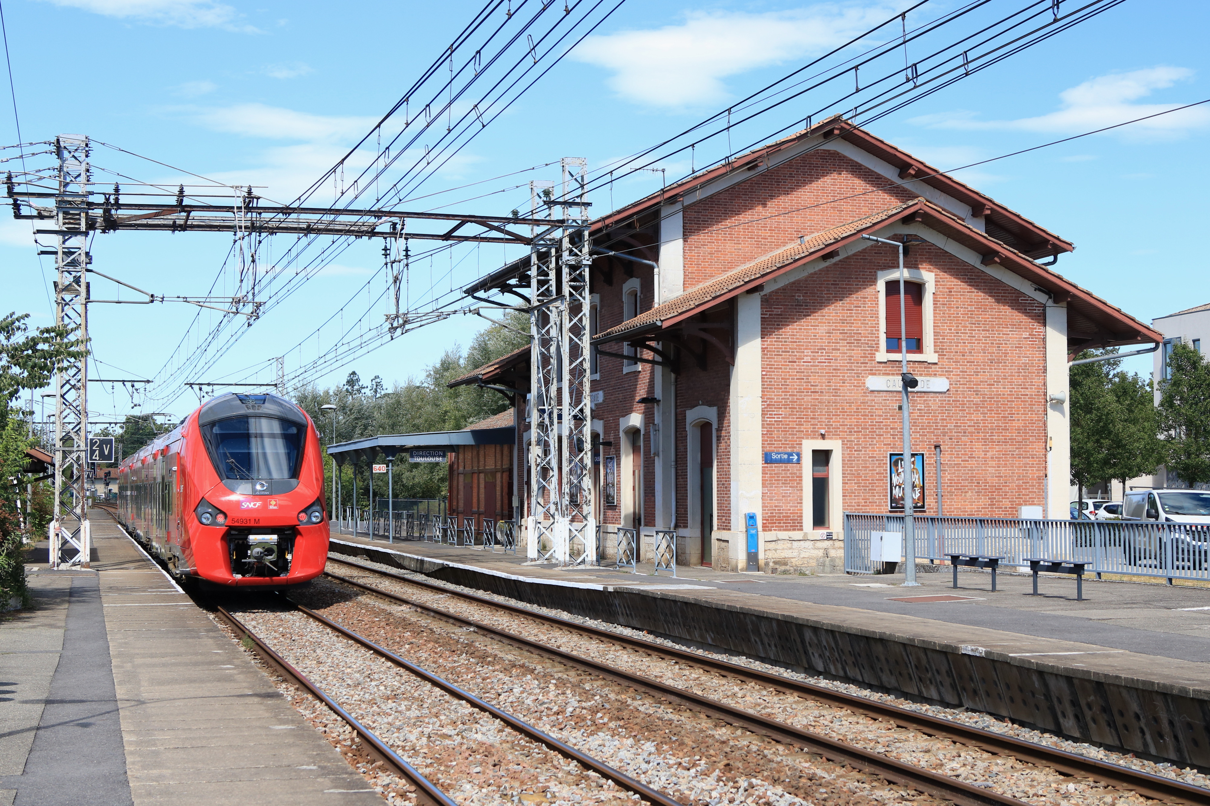 File:Caussade. La Place de la Gare.jpg - Wikimedia Commons