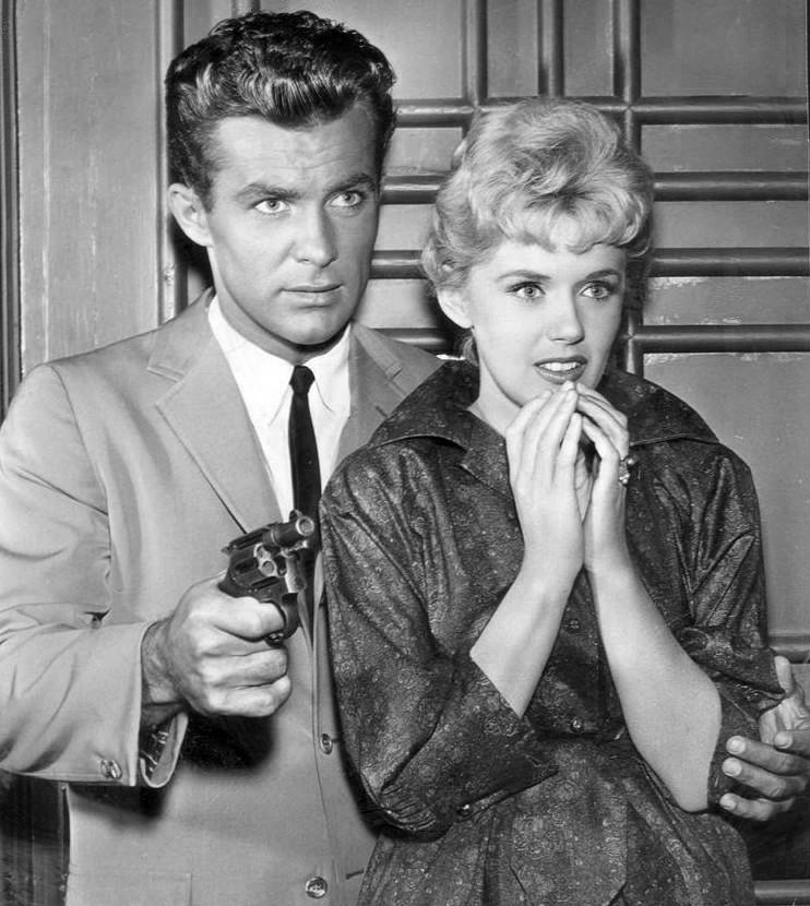 ファイル Robert Conrad Connie Stevens Hawaiian Eye 1960 Jpg Wikipedia