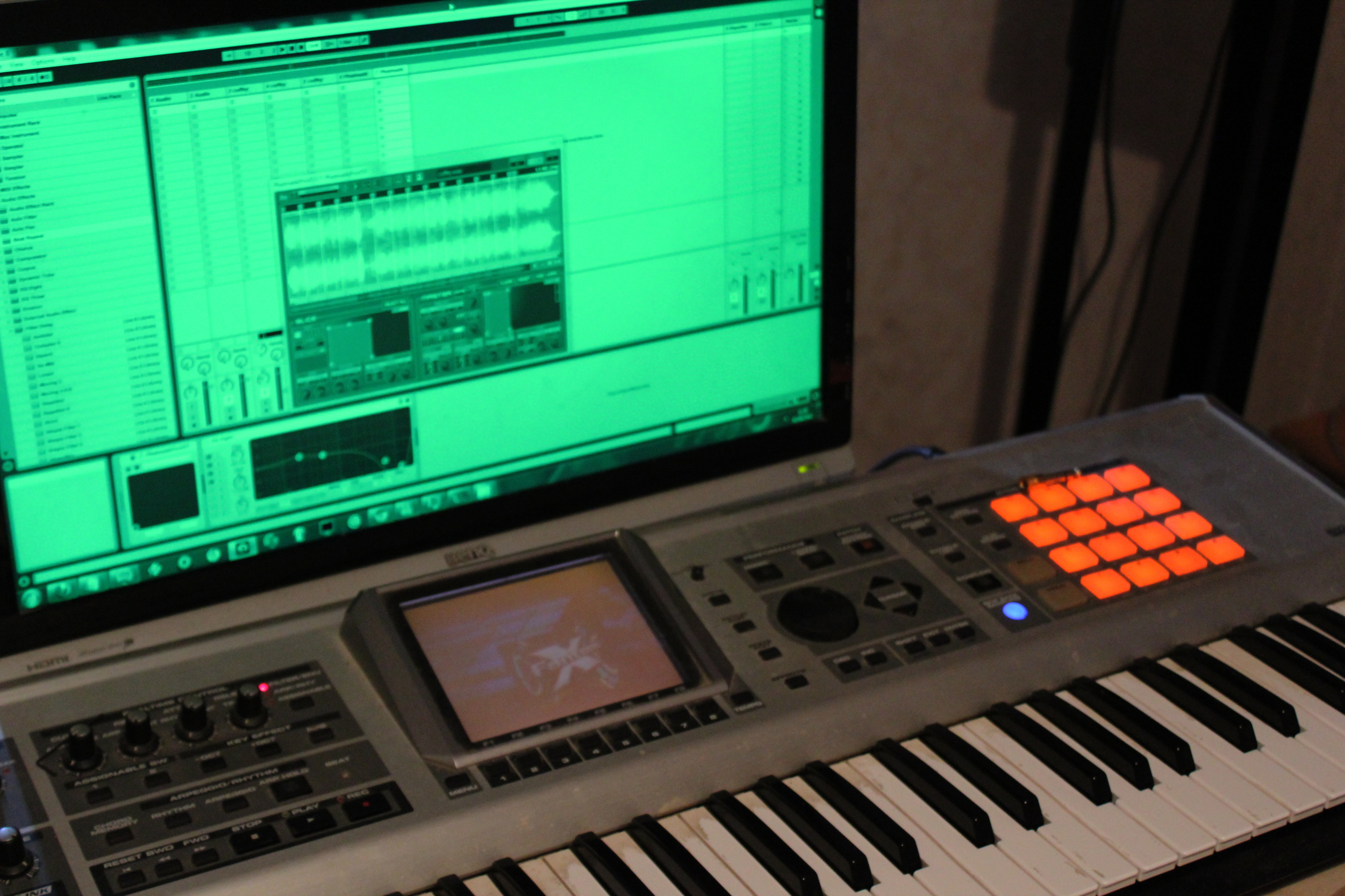 File:Roland Fantom X6 Keyboard and Software Editing (on green