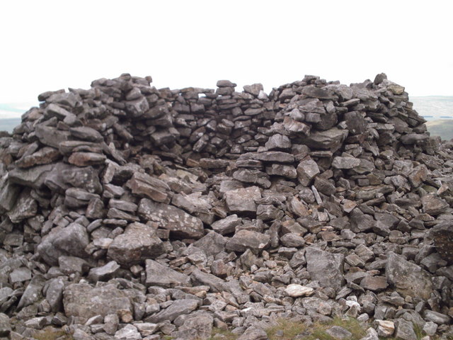 File:Shelter at Black Fell Top, N of Great Whernside summit - geograph.org.uk - 223935.jpg