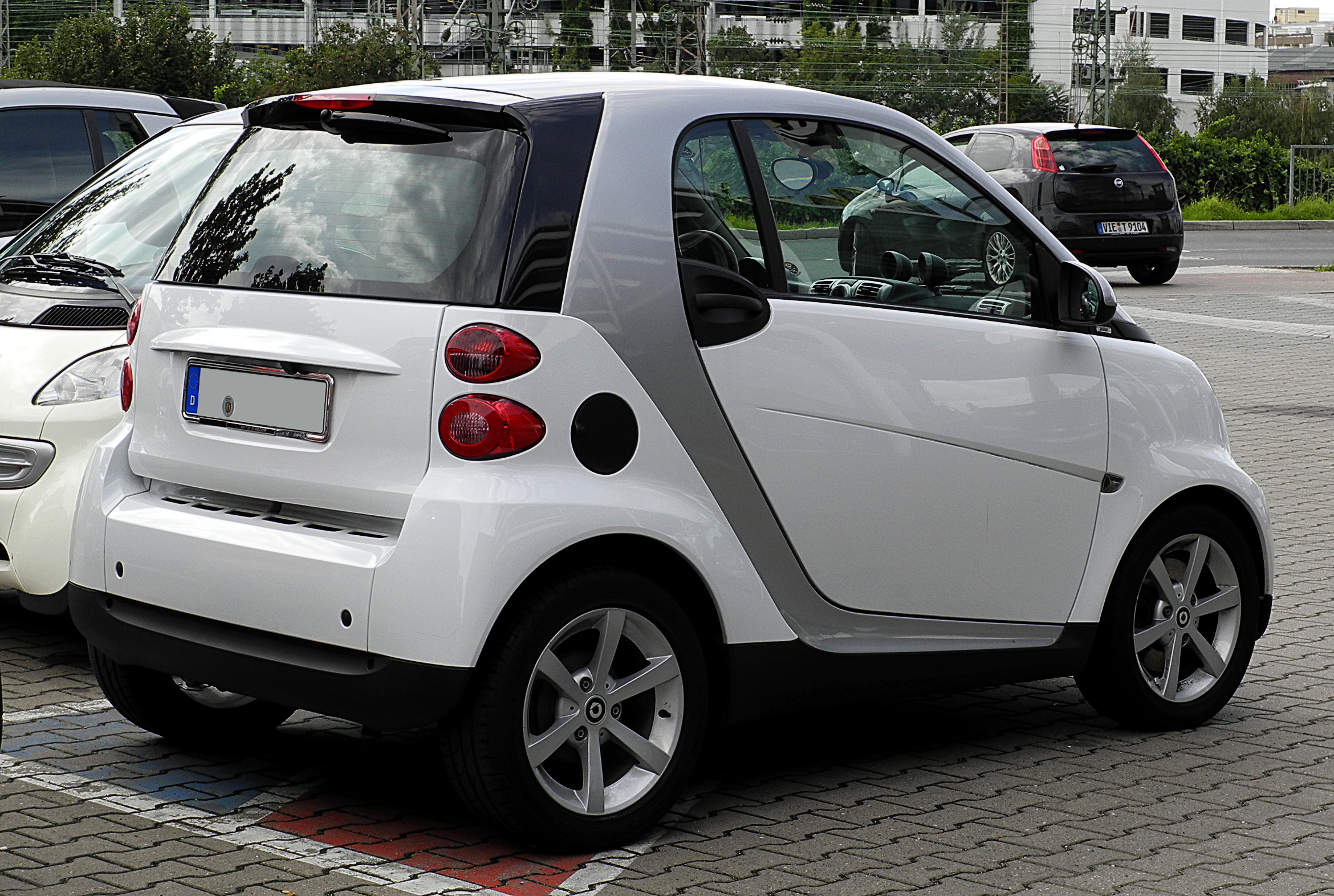 File:Smart Fortwo Coupé Pulse (C 451, Facelift) – Heckansicht, 17. Juli  2011, Düsseldorf.jpg - Wikimedia Commons