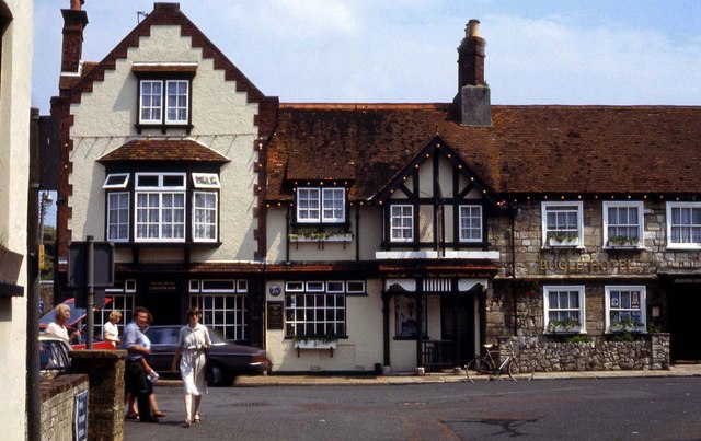 File:The Bugle Hotel in Yarmouth - geograph.org.uk - 1535305.jpg