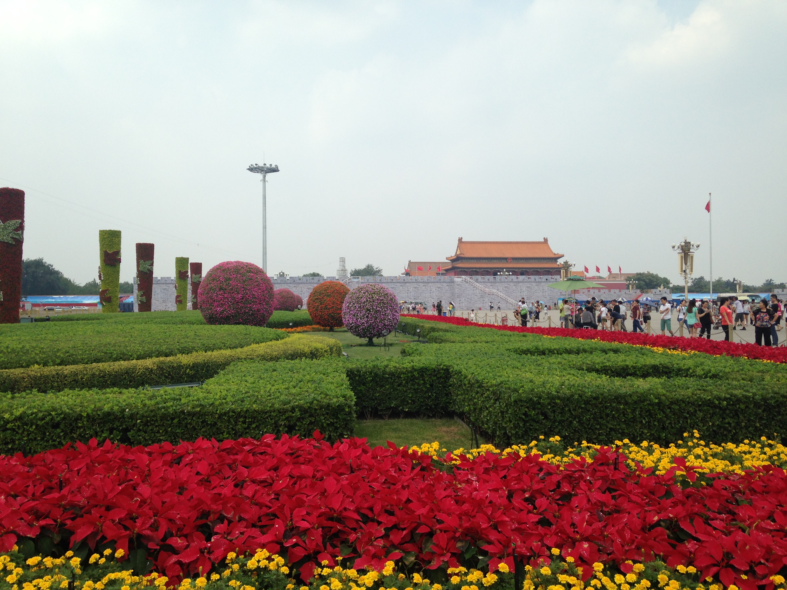 Столица площадь китая. Площадь Тяньаньмэнь в Пекине. Пекин достопримечательности площадь Тяньаньмэнь. Площадь небесного спокойствия Тяньаньмэнь. Площадь небесного спокойствия Тяньаньмэнь цветы.