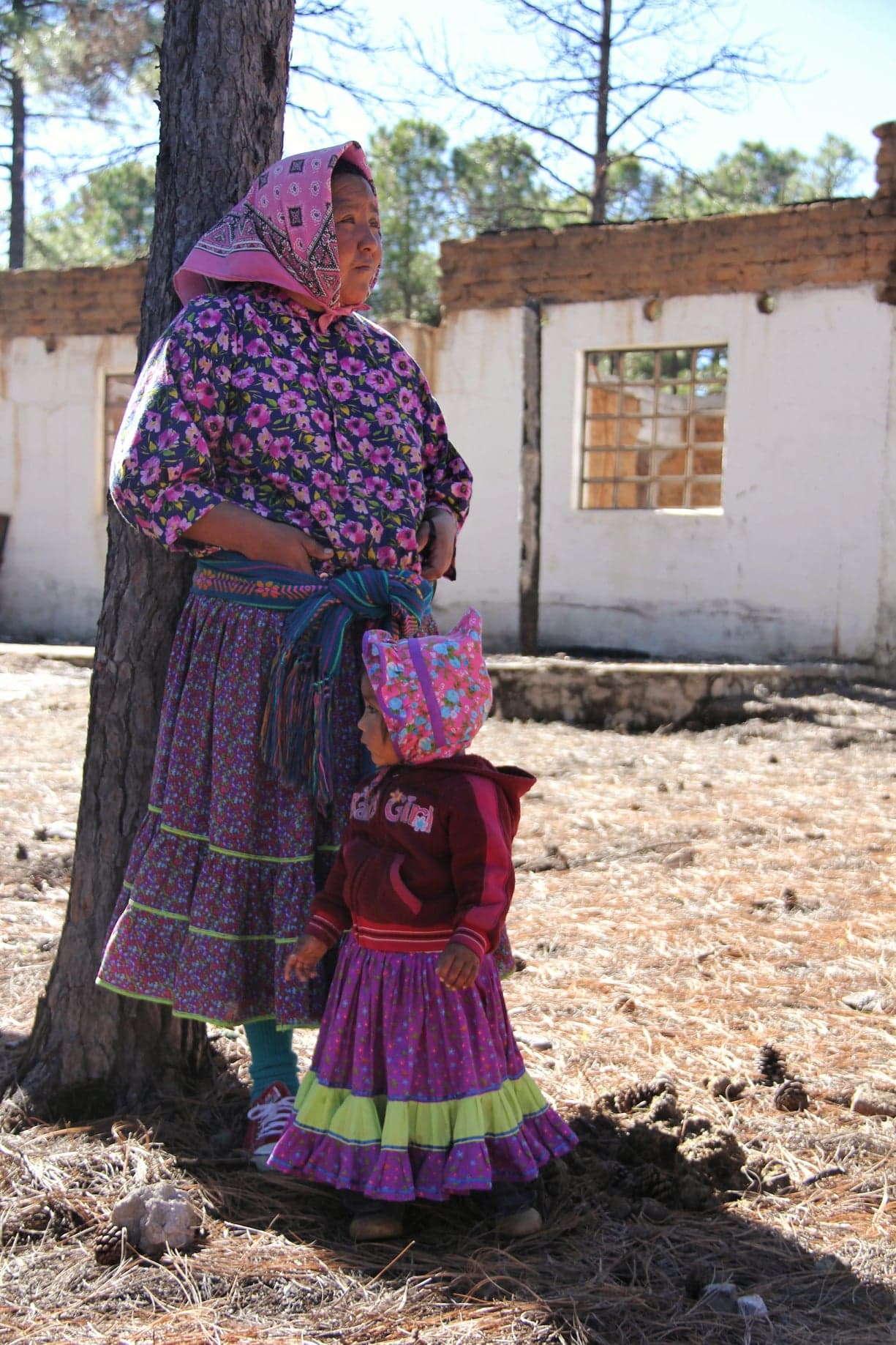 File:Vestimenta tradicional mujeres y niñas Raramuris.jpg - Wikimedia  Commons