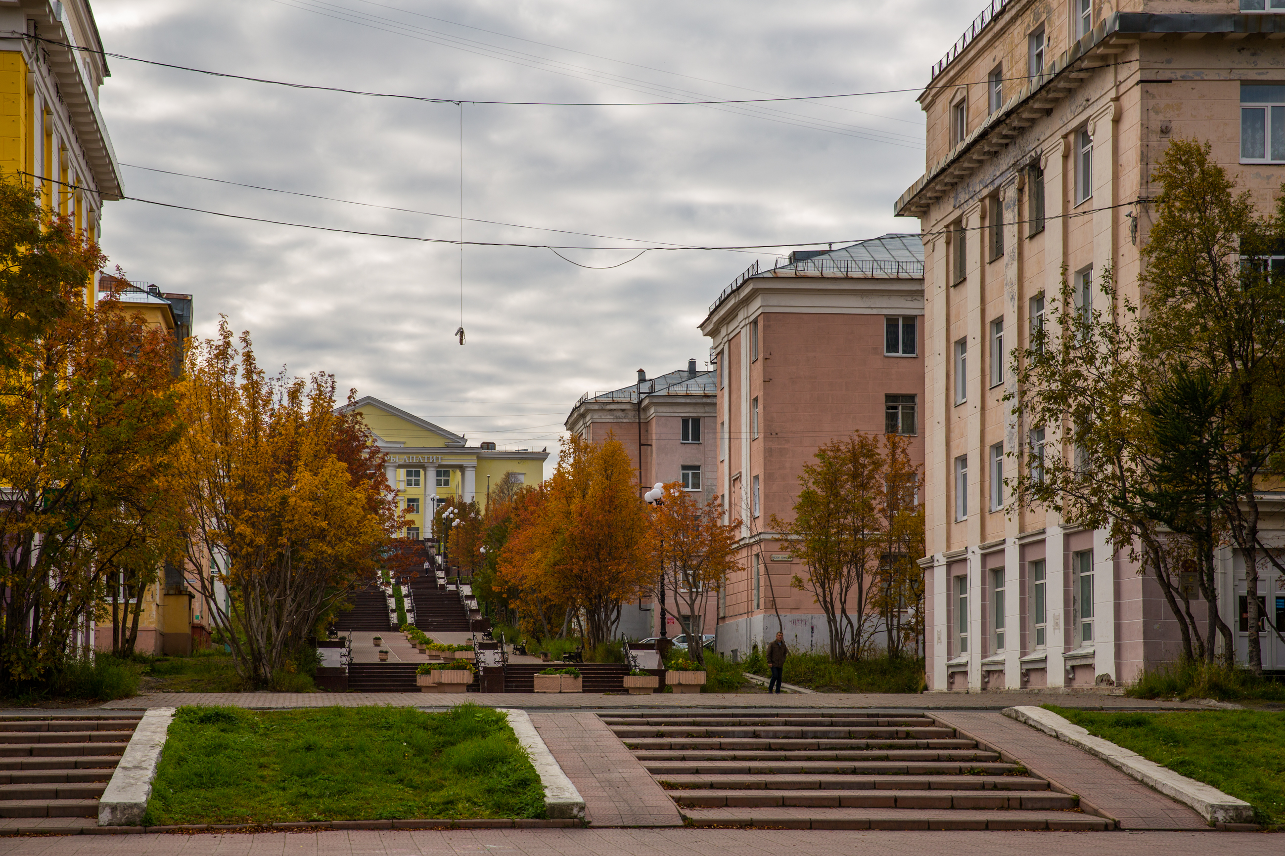 Спб кировск. Дворец культуры Апатит Кировск. Дворец культуры Апатит. Апатиты фото города. Кировск Мурманская область фото лестницы к дворцу культуры.