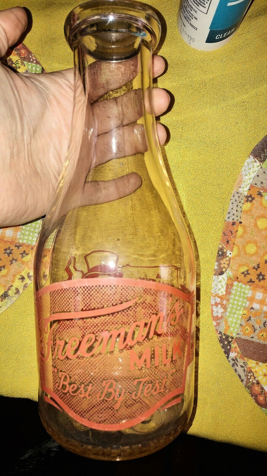 https://upload.wikimedia.org/wikipedia/commons/7/7d/1930_-_Glass_Freeman%27s_Milk_Bottle_-_Allentown_PA.jpg