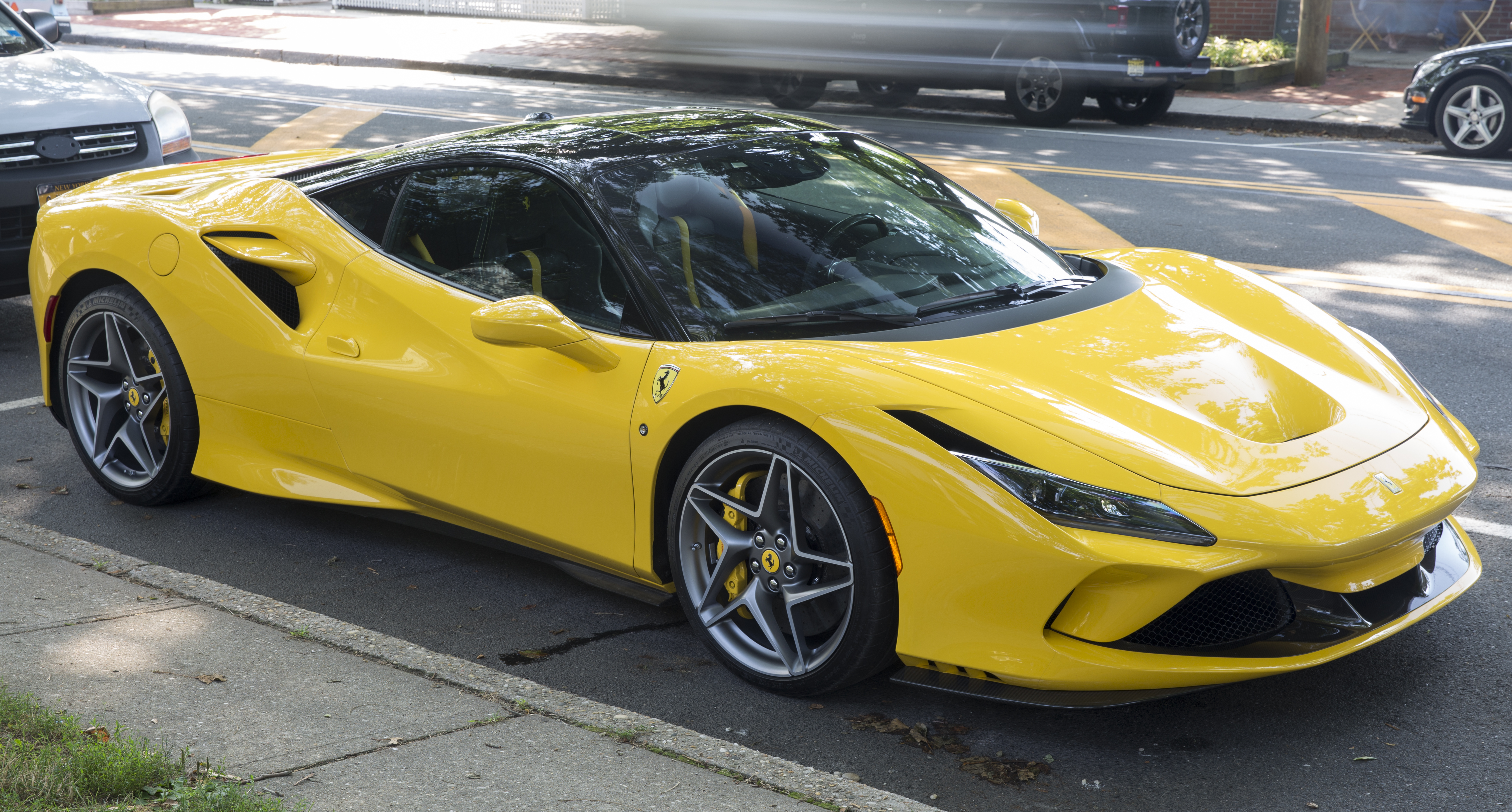 Желтом 8. Феррари 2020 f8. Ferrari f8 tributo Yellow. Ferrari f8 tributo желтая. Феррари ф8 Трибуто 2020 желтая.