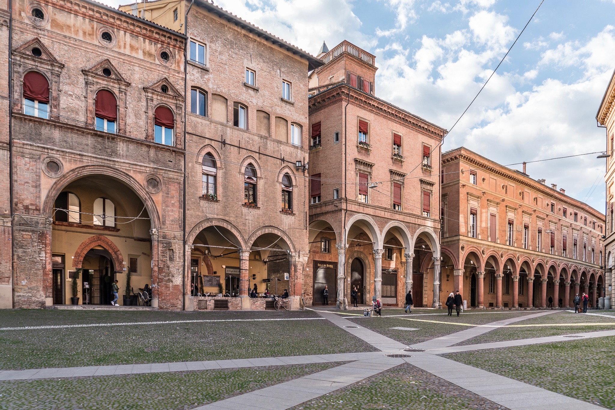 File:5 Piazza Santo Stefano.jpg - Wikimedia Commons