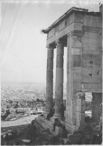 File:Acropole ; Erechthéion - A l'approche du départ des Français (14-15 juillet 1917) - Athènes - Médiathèque de l'architecture et du patrimoine - APOR120014.jpg