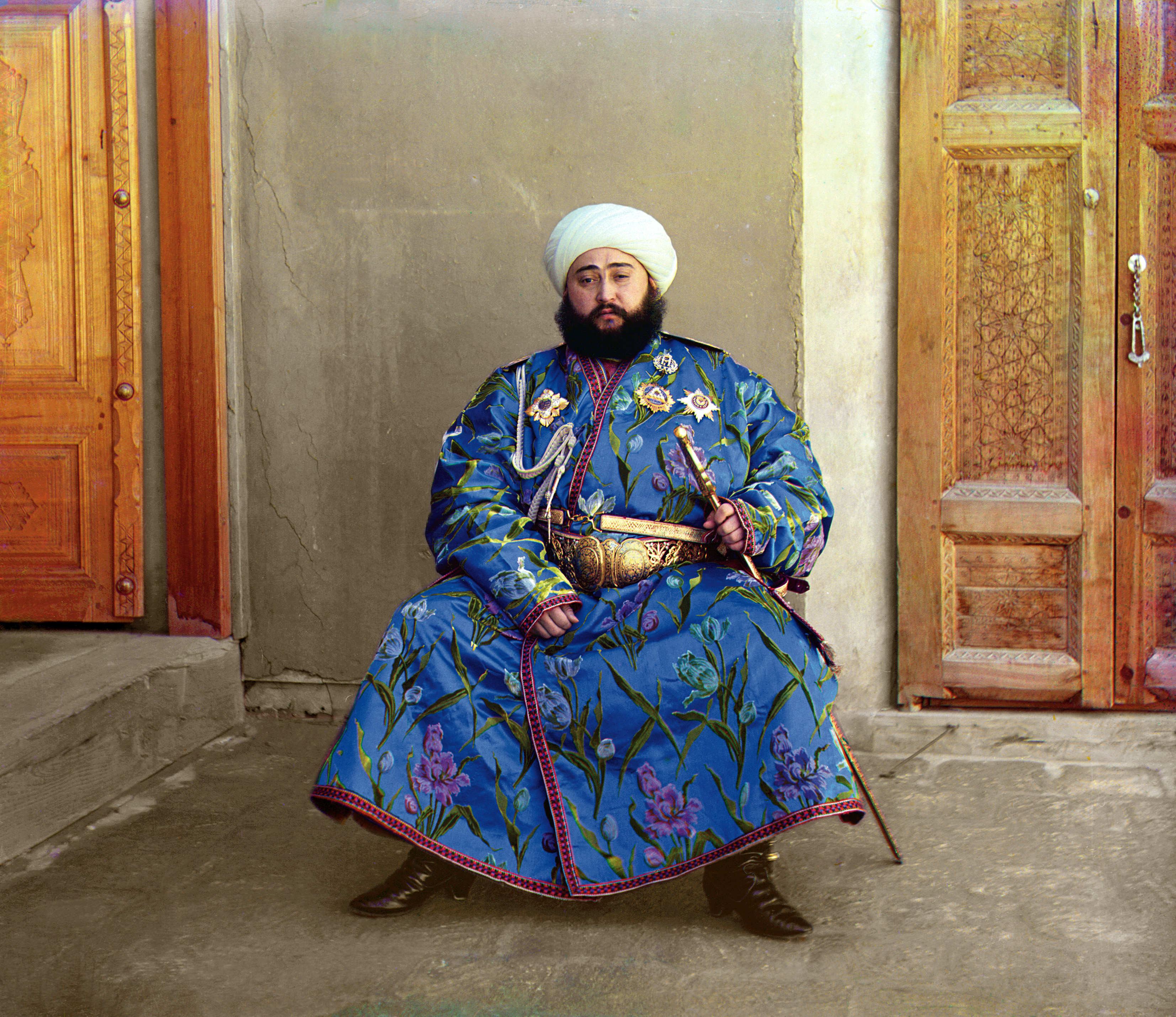 https://upload.wikimedia.org/wikipedia/commons/7/7d/Alim_Khan_%281880%E2%80%931944%29%2C_Emir_of_Bukhara%2C_photographed_by_S.M._Prokudin-Gorskiy_in_1911.jpg