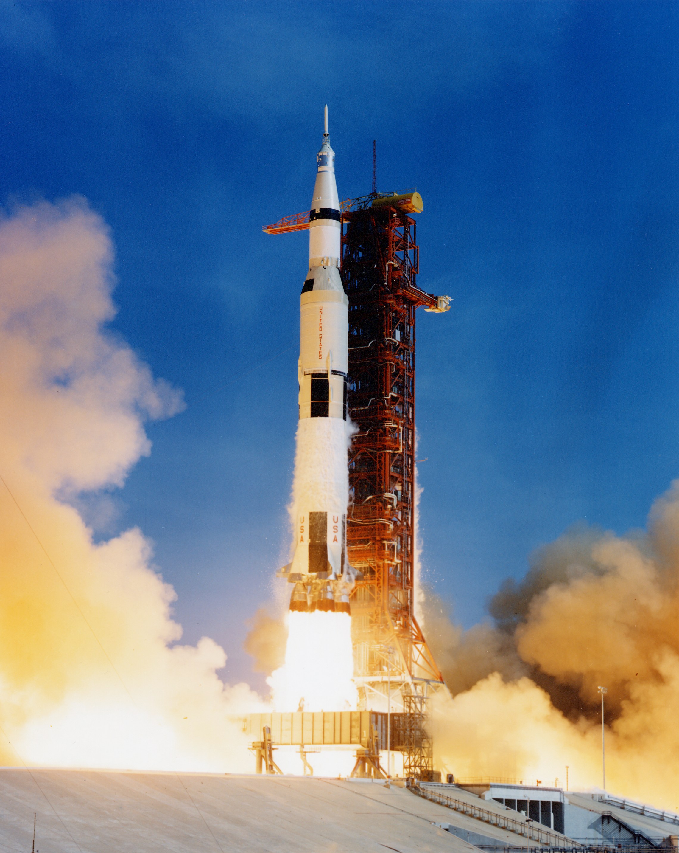 Ficheiro:Apollo 11 Saturn V lifting off on July 16, 1969.jpg ...