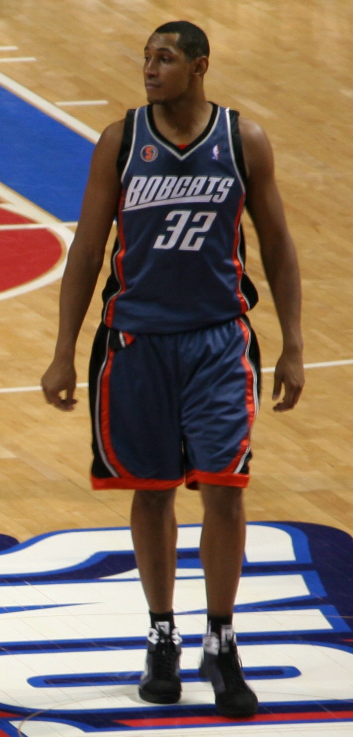 https://upload.wikimedia.org/wikipedia/commons/7/7d/Boris_diaw_bobcats.jpg