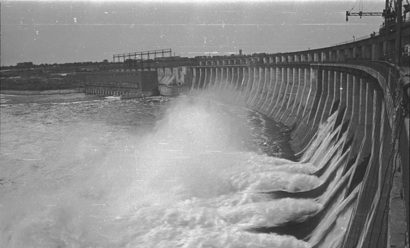 Soubor:Bundesarchiv B 145 Bild-F016197-0008, Wasserkraftwerk am Dnjepr.jpg
