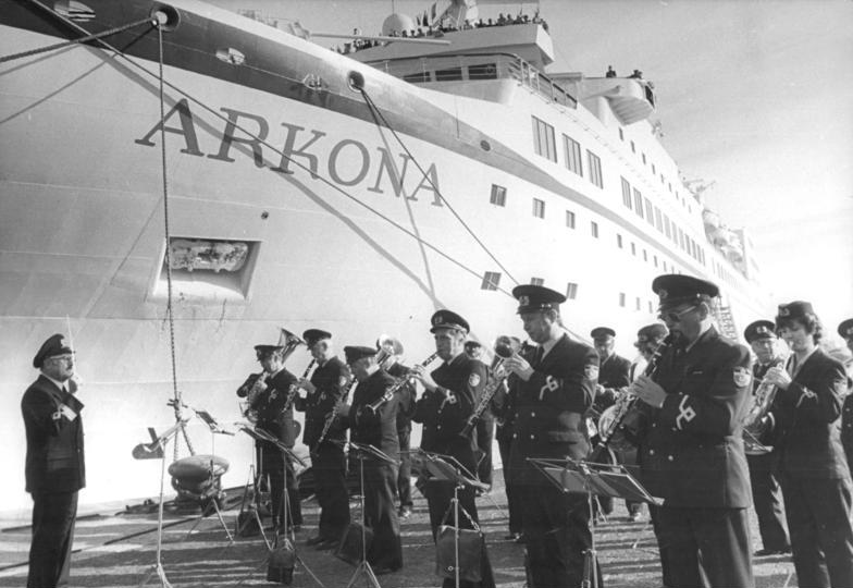 File:Bundesarchiv Bild 183-1985-1015-045, Rostock, MS "Arkona", Musikkapelle.jpg