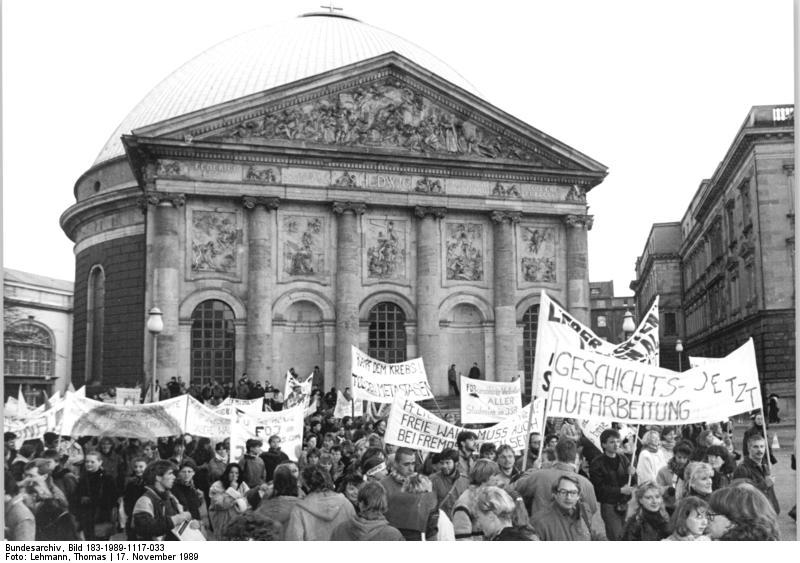 File:Bundesarchiv Bild 183-1989-1117-033, Berlin, Studentendemonstration.jpg