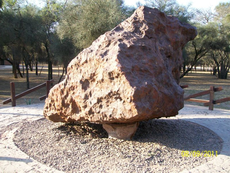 Файл:Campo del Cielo meteorite, El Chaco fragment, S.jpg