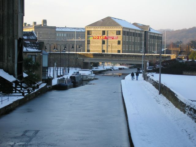 File:Christmas Day on the Leeds and Liverpool Canal, Shipley - geograph.org.uk - 1636539.jpg