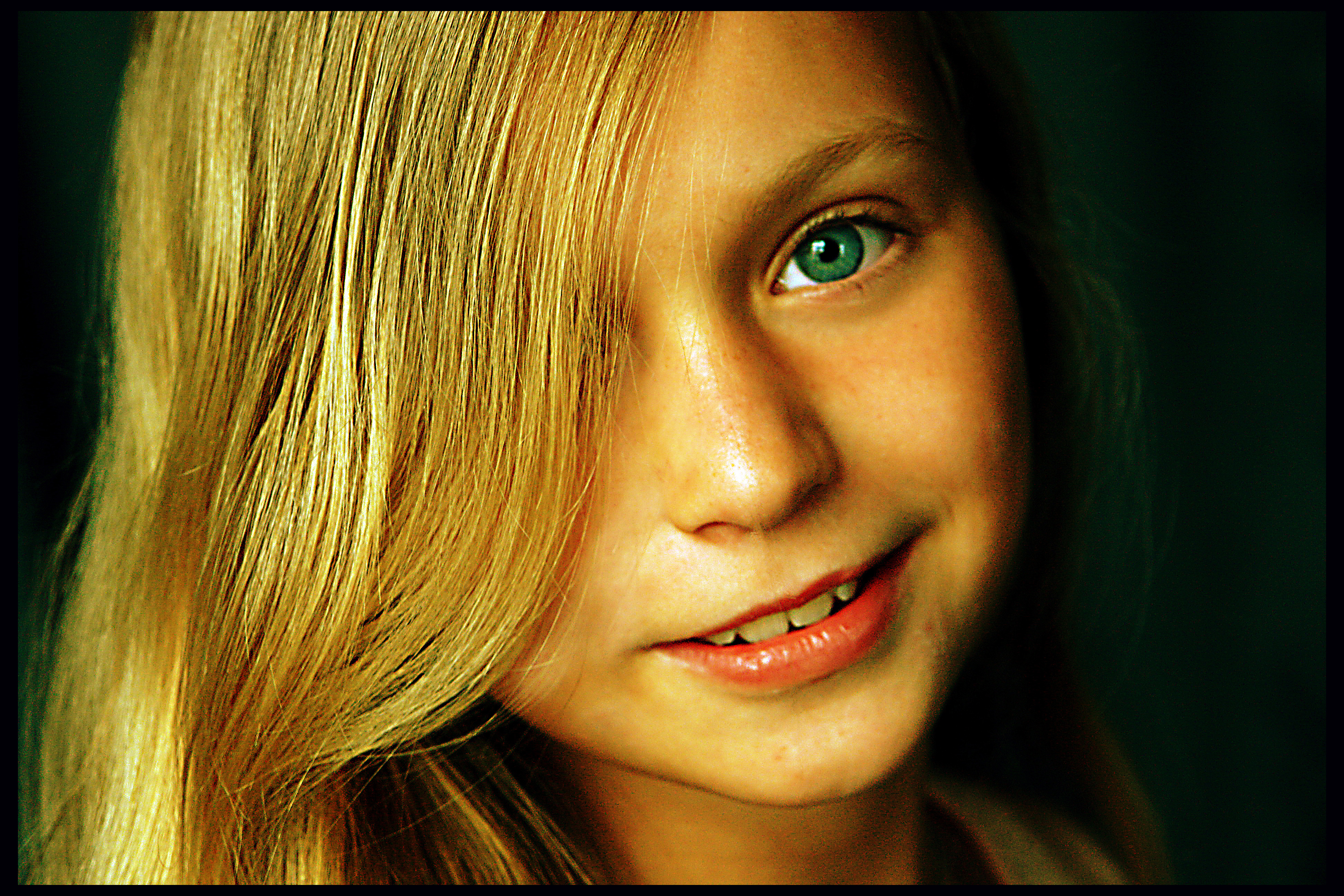 File:Face of blonde girl.jpg - Wikimedia Commons