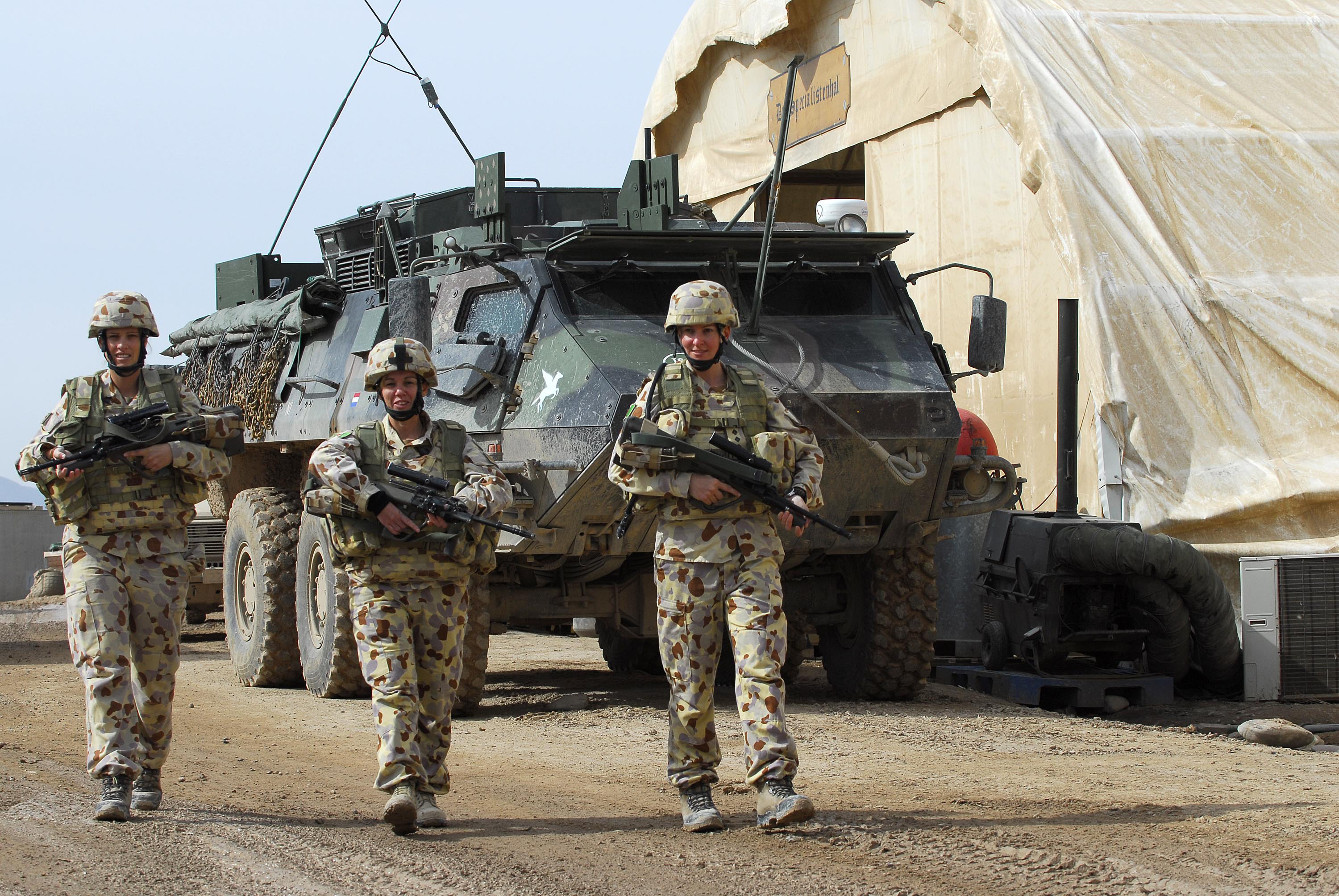 File:Female Australian soldiers Afghanistan.jpg - Wikimedia Commons