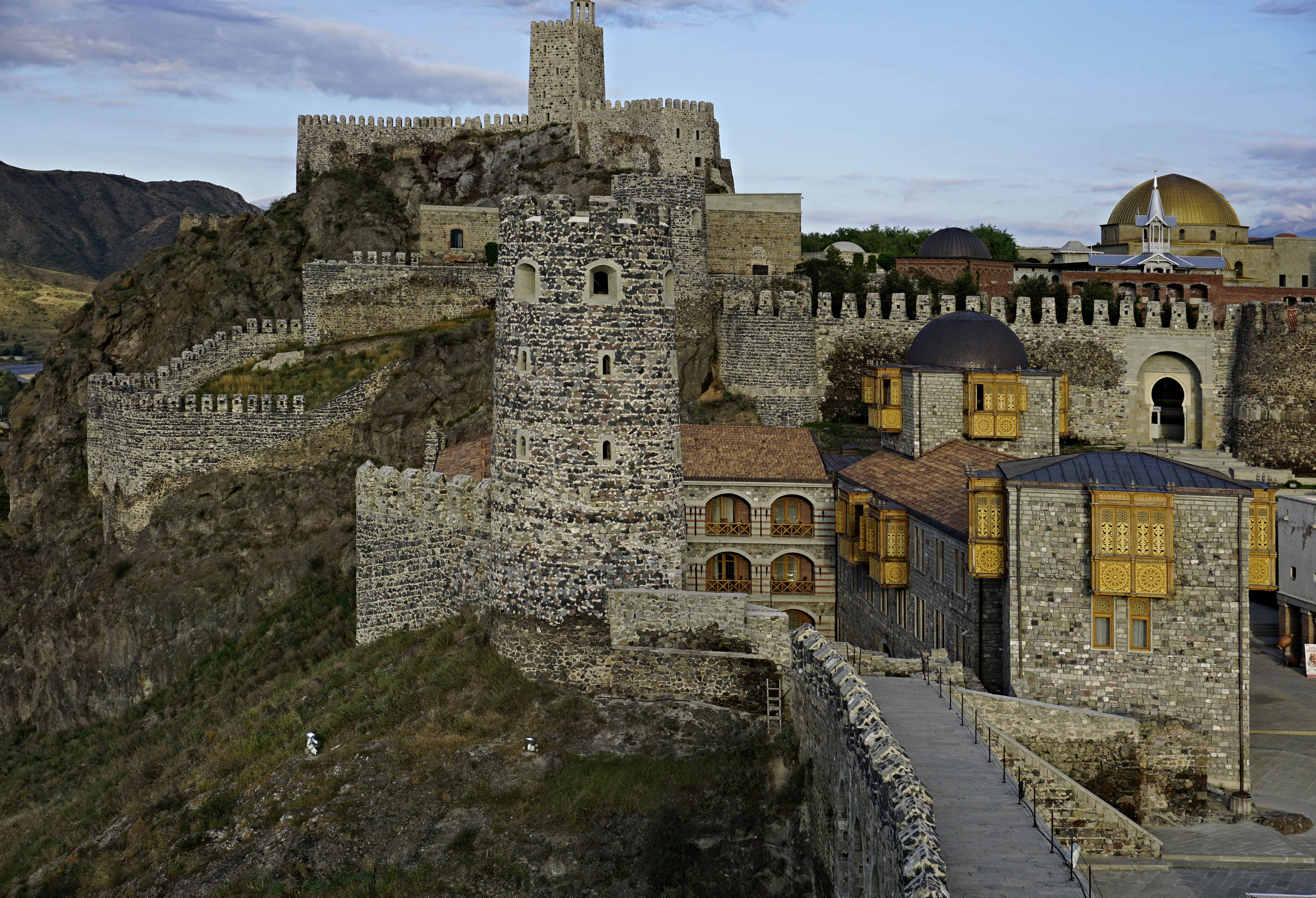 Ахалцихе грузия. Rabati Castle Грузия. Крепость Рабати в Ахалцихе. Ахалцихская крепость Самцхе-Джавахети. Ахалцихе Грузия монастырь.