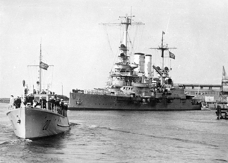 File:German battleship Schleswig-Holstein in Gdansk in September 1939.jpg