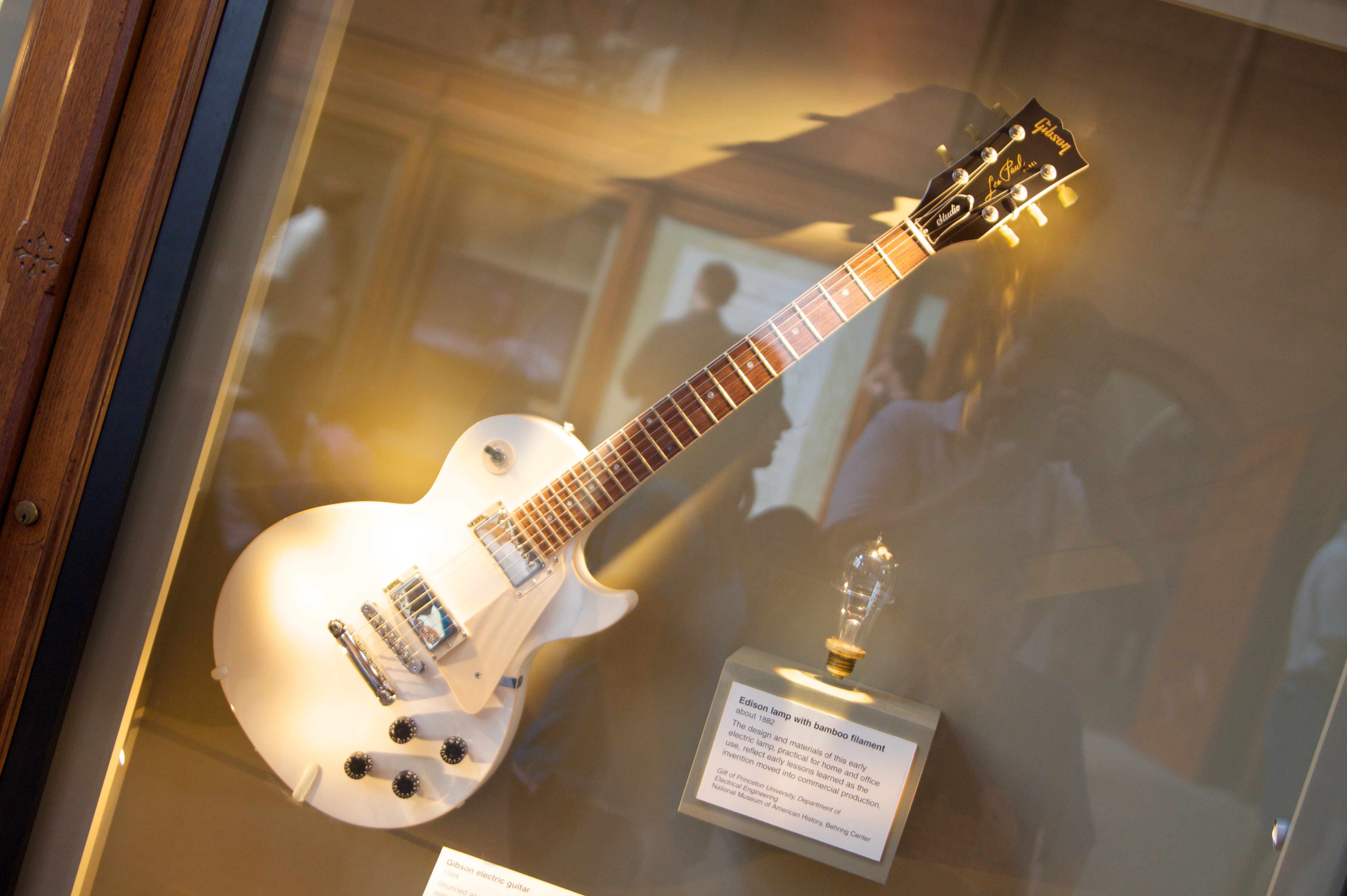 File:Gibson Les Paul Studio (1984) and an Edison Bulb () -  Smithsonian Institute (2009-08-29  by H. Michael Miley).jpg -  Wikimedia Commons
