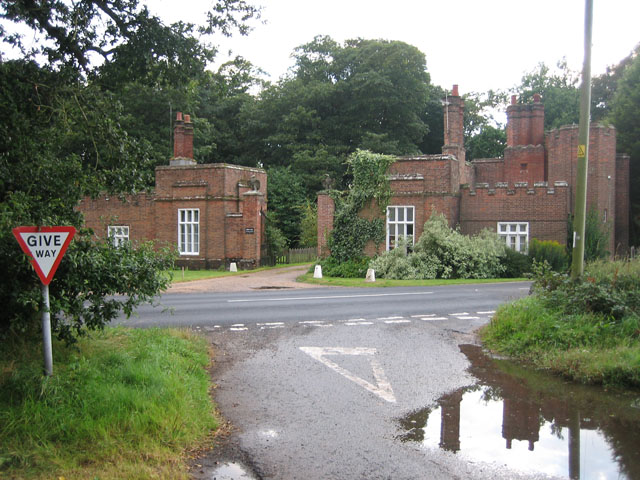 Heydon Hall Lodges (east entrance) - geograph.org.uk - 528382