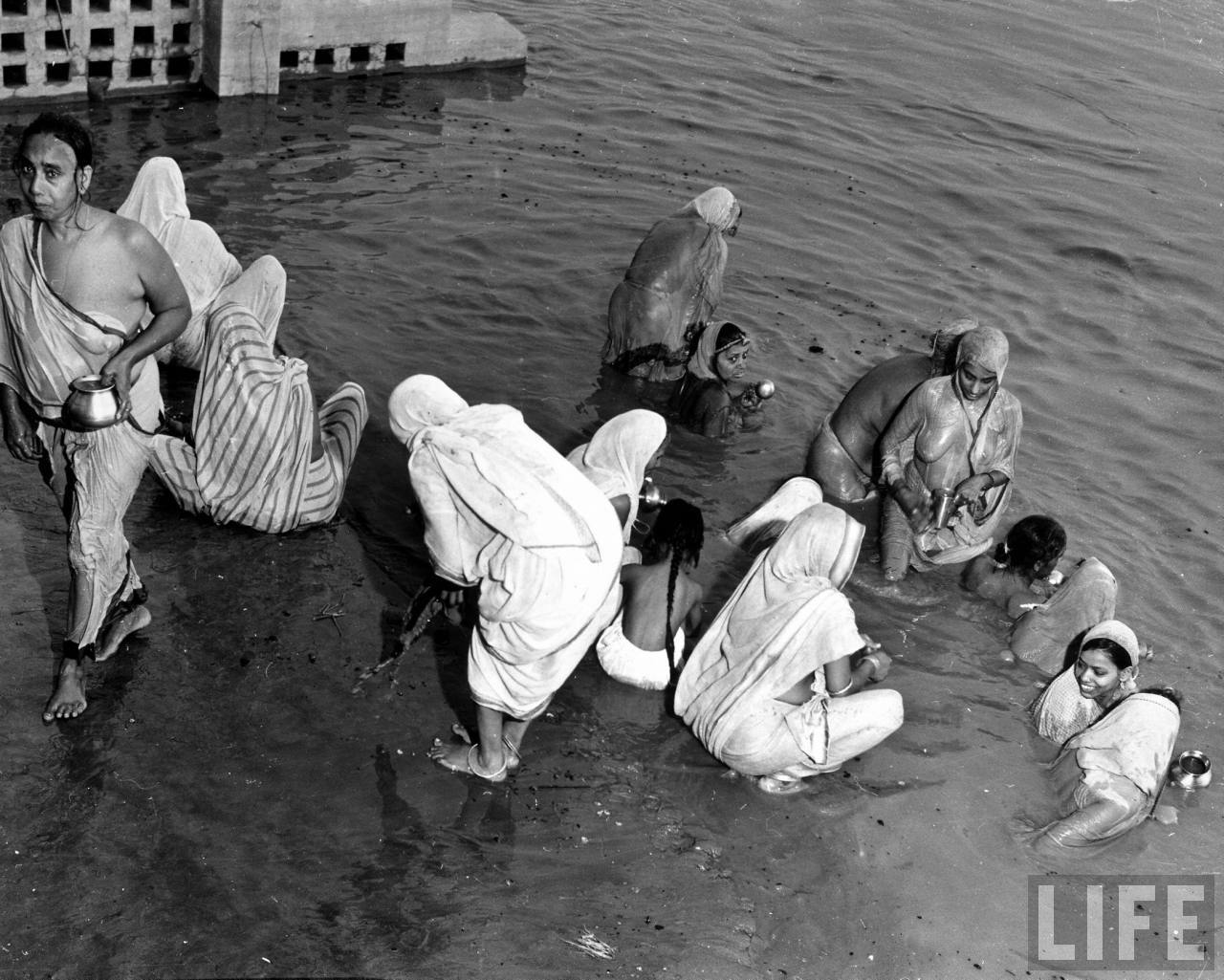 1946 की यमुना. बिरला मन्दिर में पूजा करने से पहले स्नान करती औरतें । Source: LIFE/Wikimedia