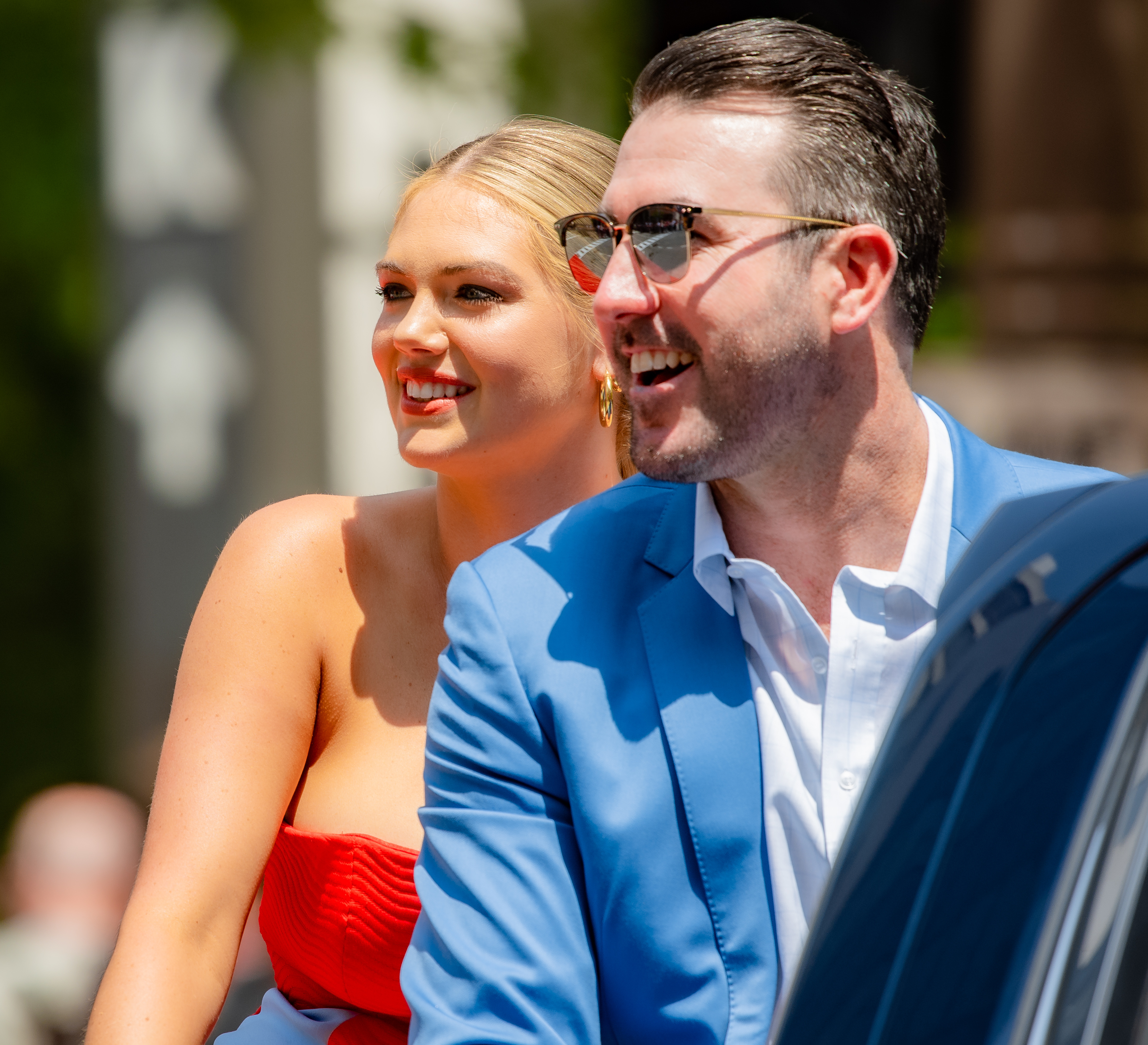 Justin Verlander gives Kate Upton a baseball 