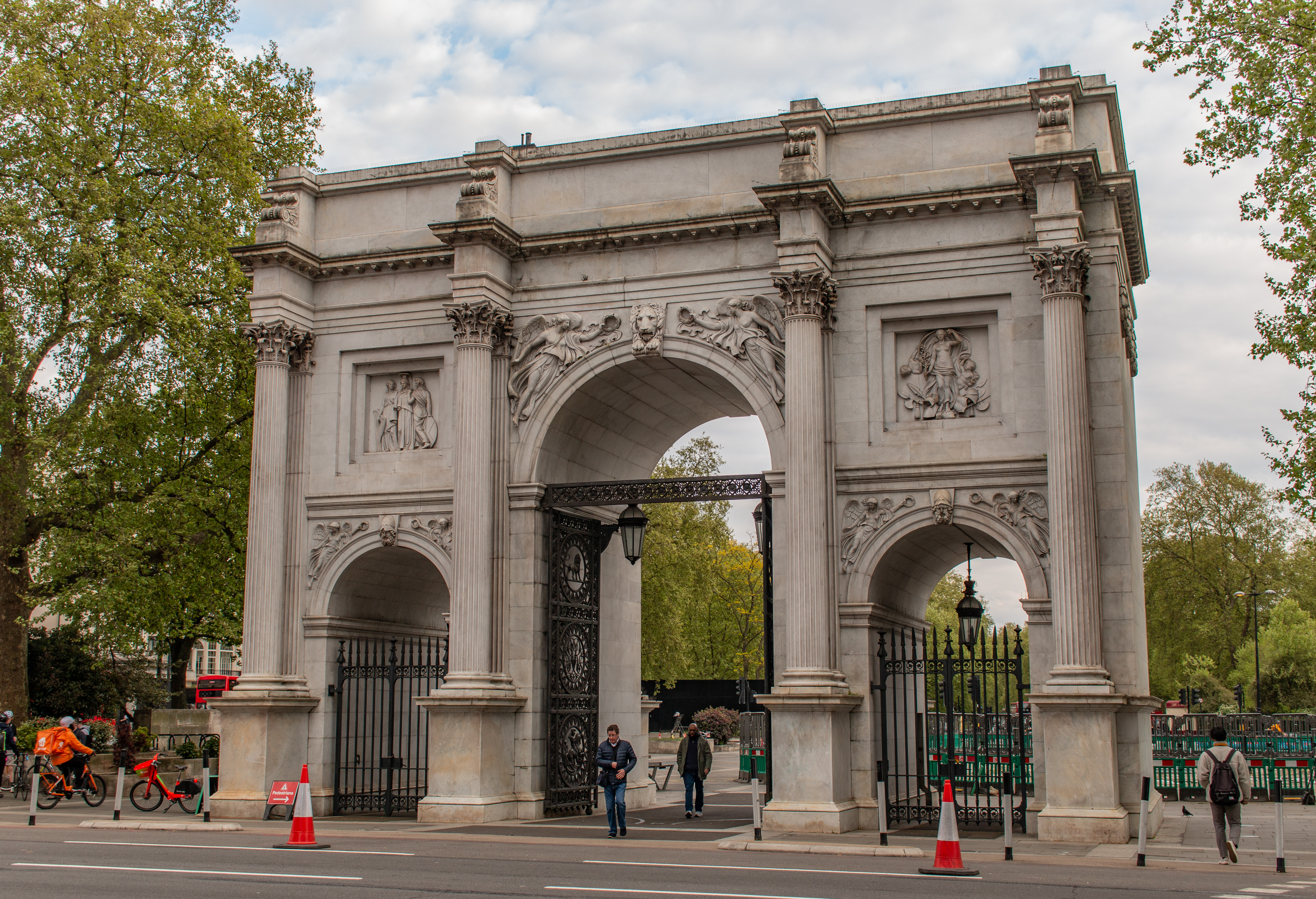 Marble arch. Мраморная арка Лондон. Марбл Арч. Станция Marble Arch Лондон. Арка в Лондоне.