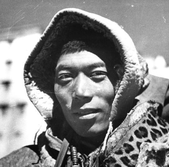 File:Men of Tibet, Bundesarchiv Bild 135-S-10-07-18, Tibetexpedition, Tibeter in Tracht (cropped).jpg