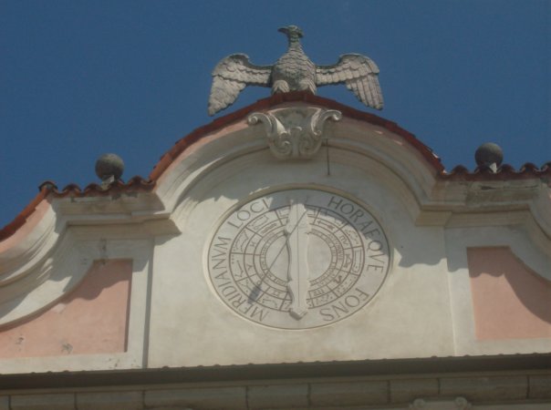 File:Particolare dell'orologio solare con l'aquila Estense.jpg