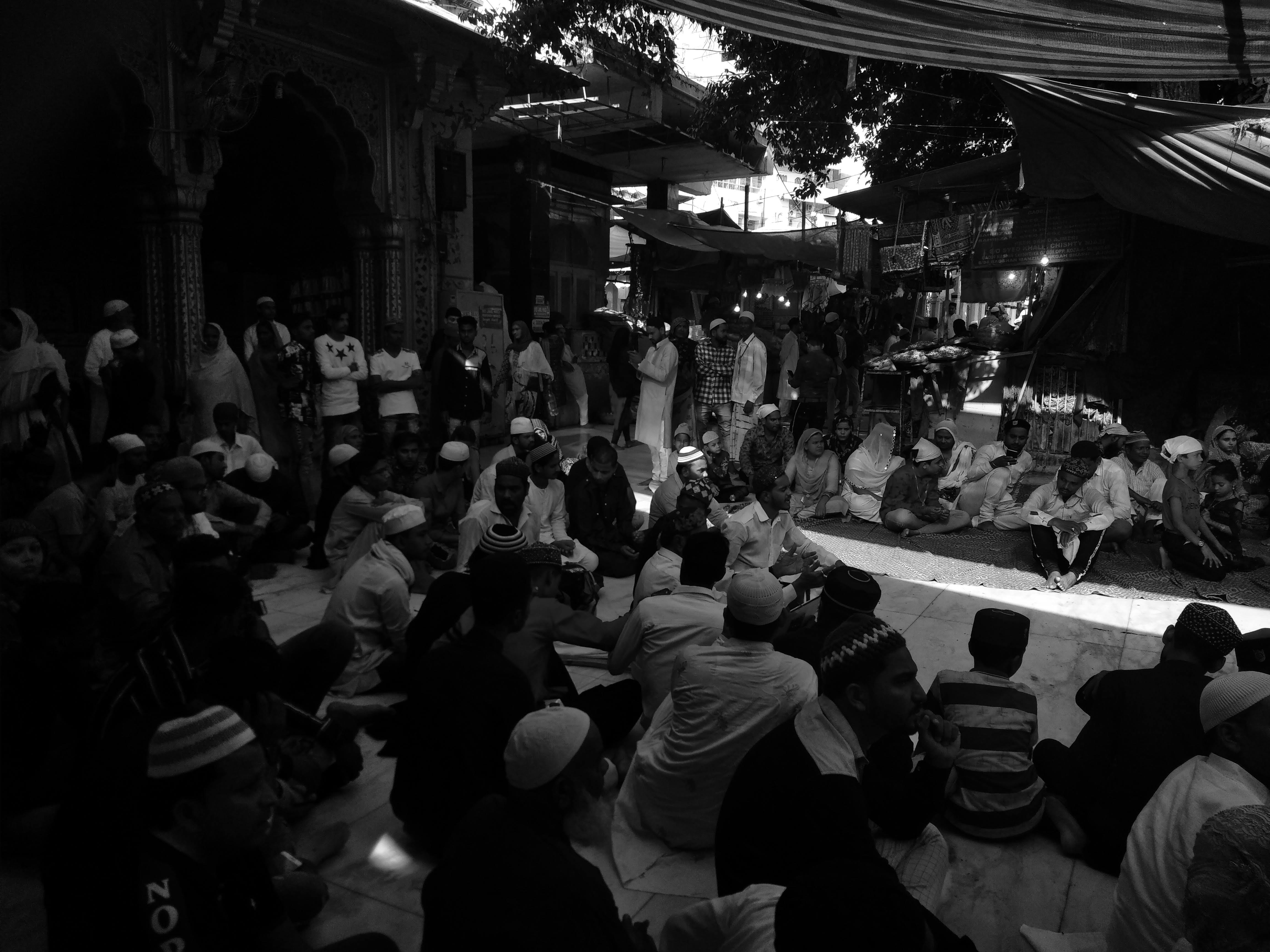 File:Praying at Ajmer Sharif Dargah,  - Wikimedia Commons