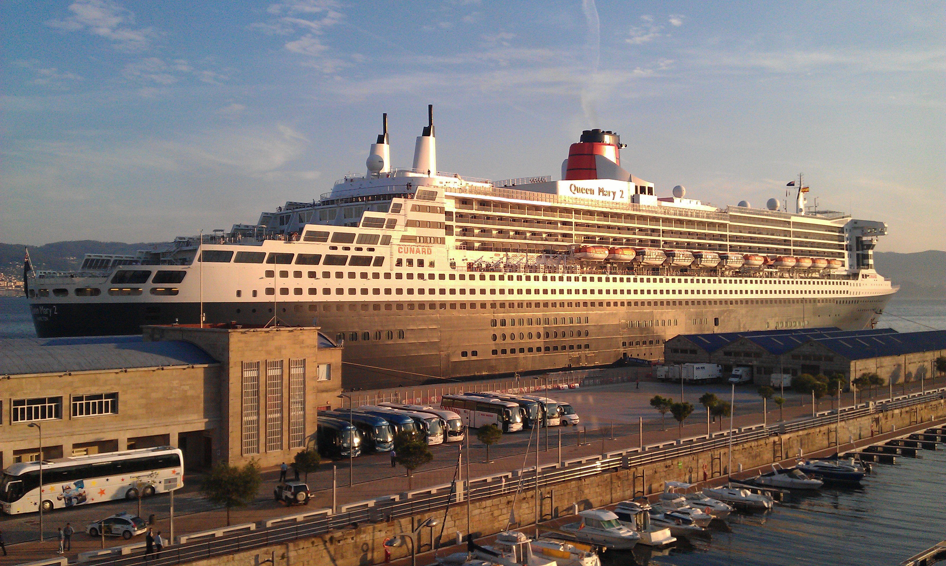 Queen mary 2. Круизный лайнер Queen Mary. Корабль Квин мери 2.