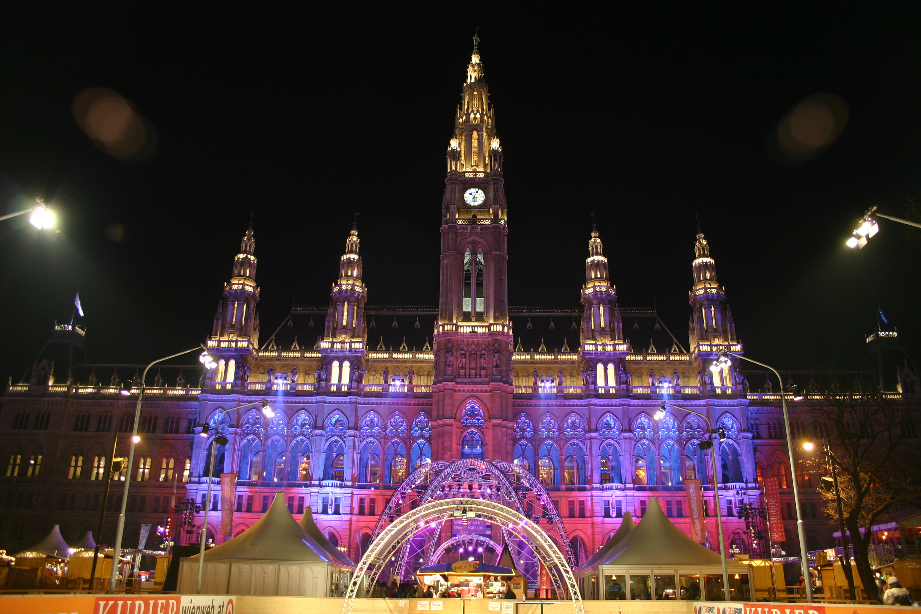 File:Rathaus Vienna Eistraum 2005 Nightshot.JPG - Wikimedia Commons