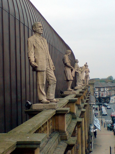 File:Statues on the Victoria Shopping Centre, Harrogate - geograph.org.uk - 597359.jpg