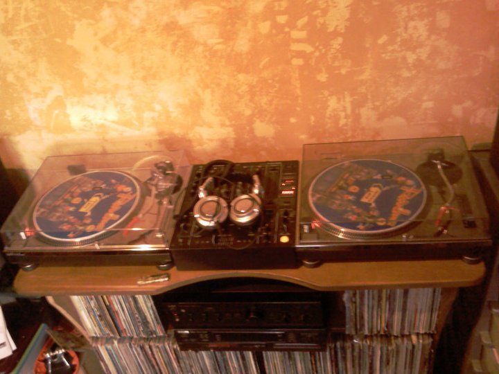 File:Technics 1200 MK2, Technics 1210 MK2 & Pioneer DJM-500.jpg 