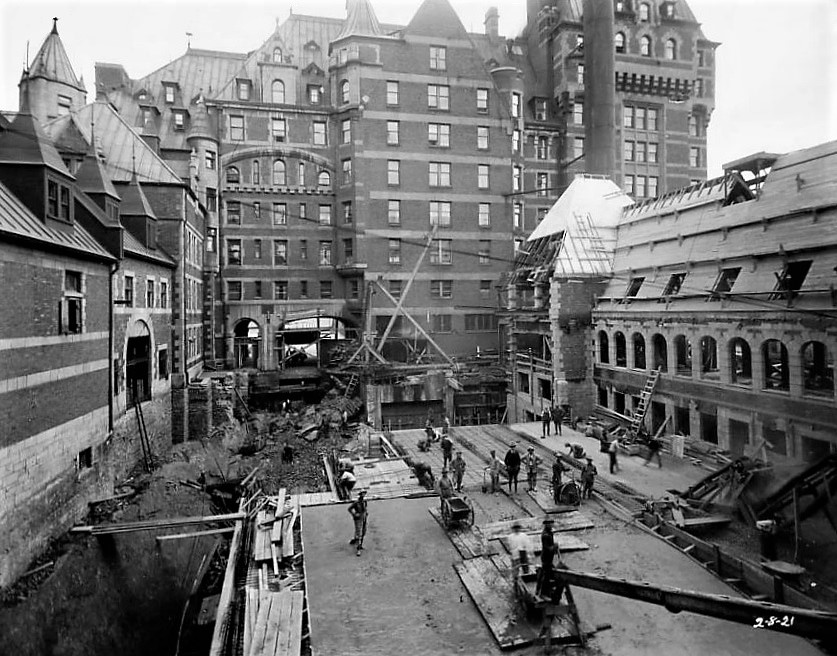 File:Travaux de construction de l aile Saint-Louis du Chateau Frontenac -  20 juillet 1921.jpg - Wikimedia Commons