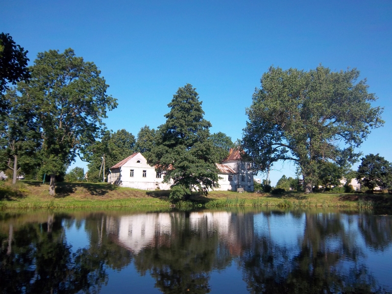 File:Vladikiškės Manor, pond.jpg