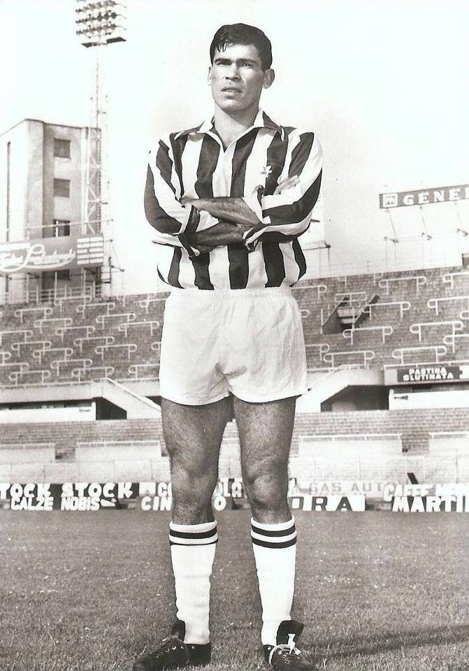 File:1964–65 Juventus FC - Nestor Combin.jpg - Wikimedia Commons