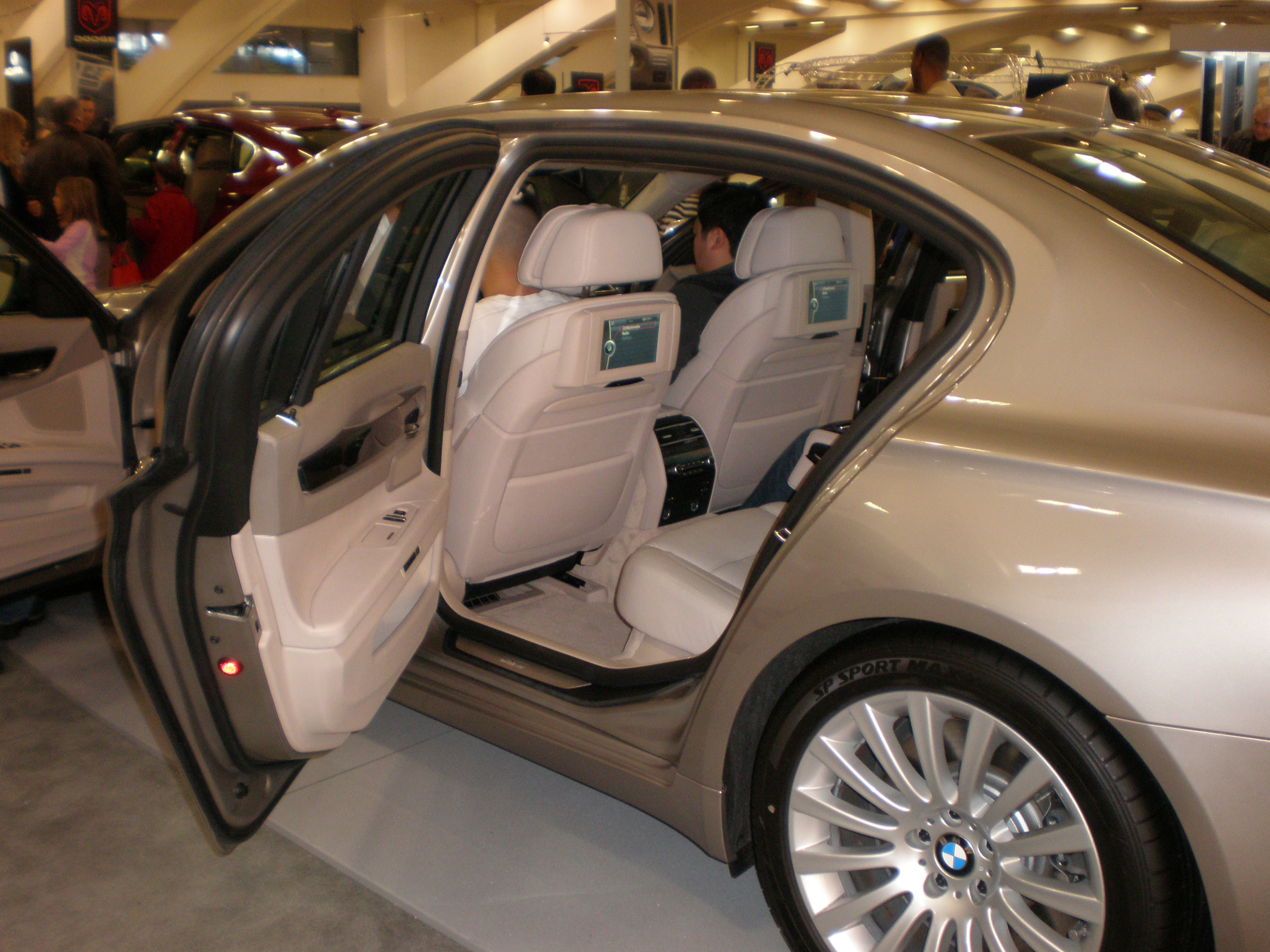 2009_silver_BMW_750Li_sedan_left_side.JPG