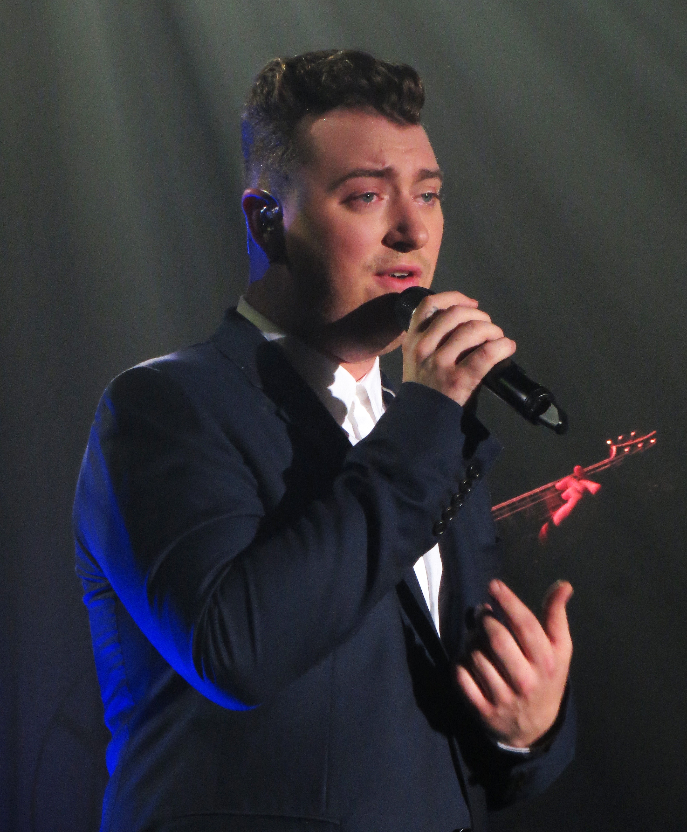 Sam Smith 2014. Y2k Сэм Смит. Sam Smith и микрофон. Sam Smith Jimmy Fallon.