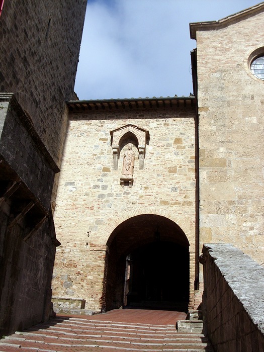 Arco d'ingresso a Piazza Pecori di fianco alla Collegiata